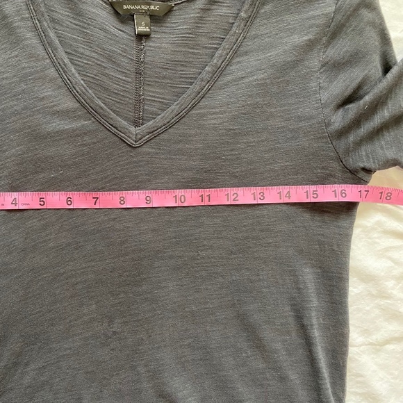 Banana Republic quarter sleeve v-neck basic tee - Picture 7 of 7